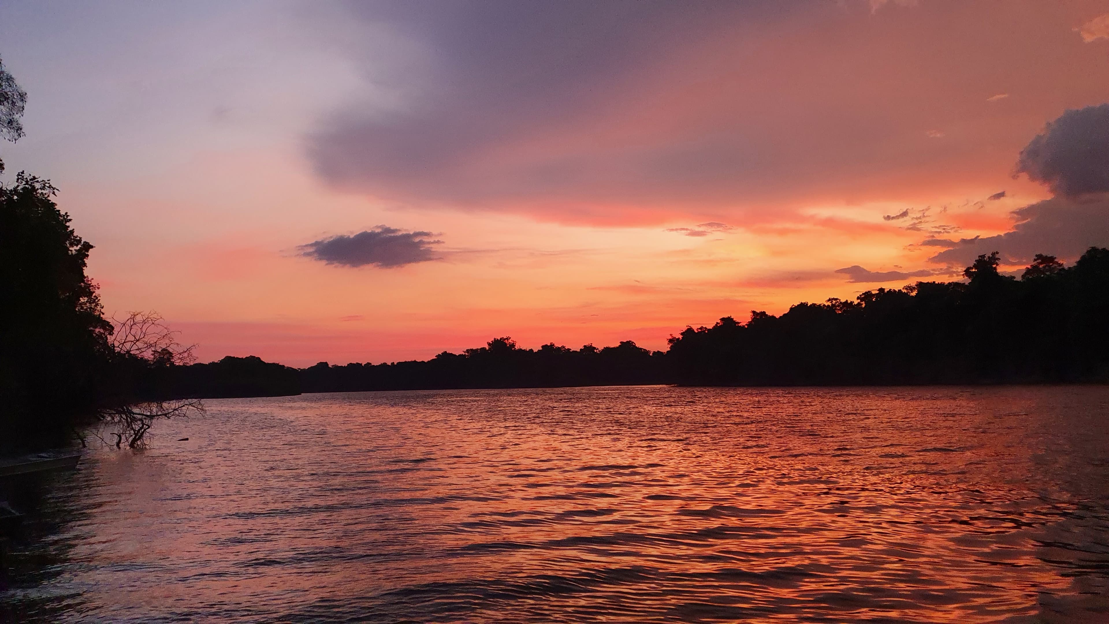 Pôr do sol sobre rio amazônico