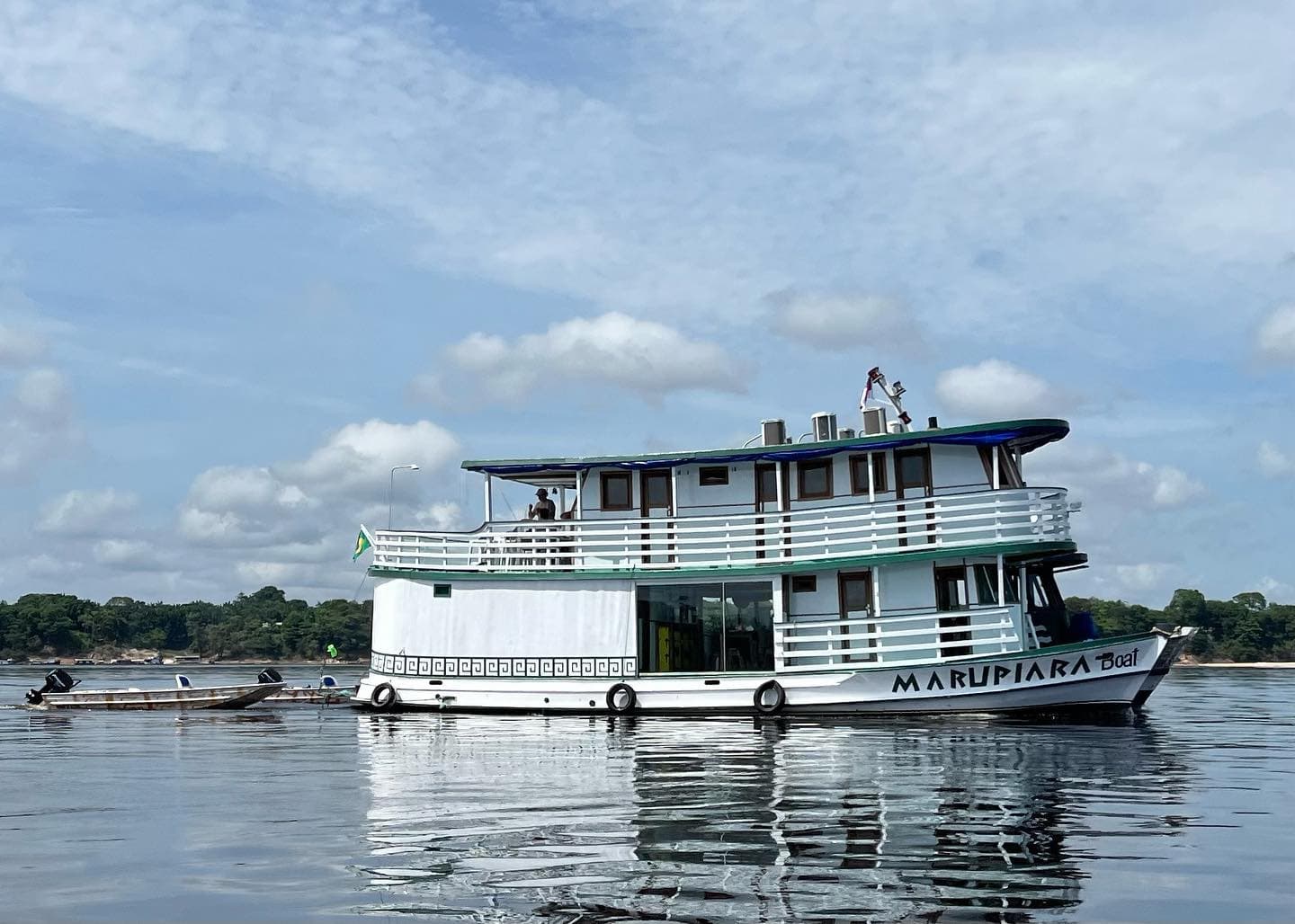 Vista frontal do barco-hotel Marupiara Boat ancorado no Rio Negro em dia ensolarado, Barcelos, Amazonas.