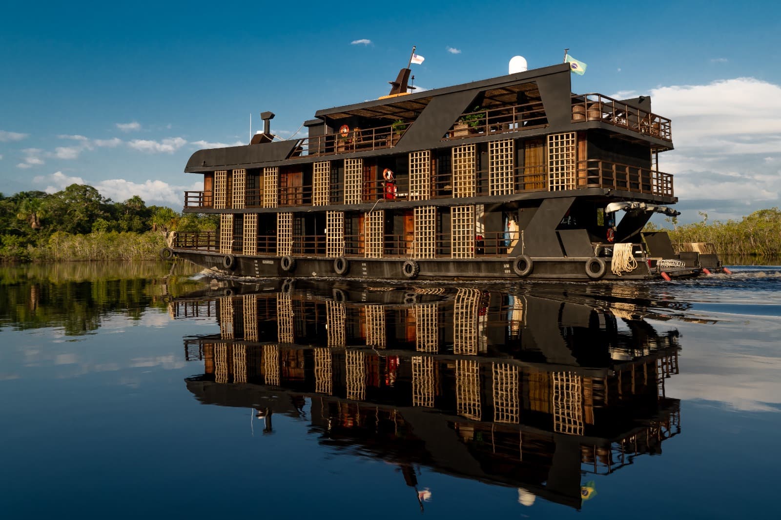 Barco-hotel Zaltana ancorado em águas calmas do Rio Negro