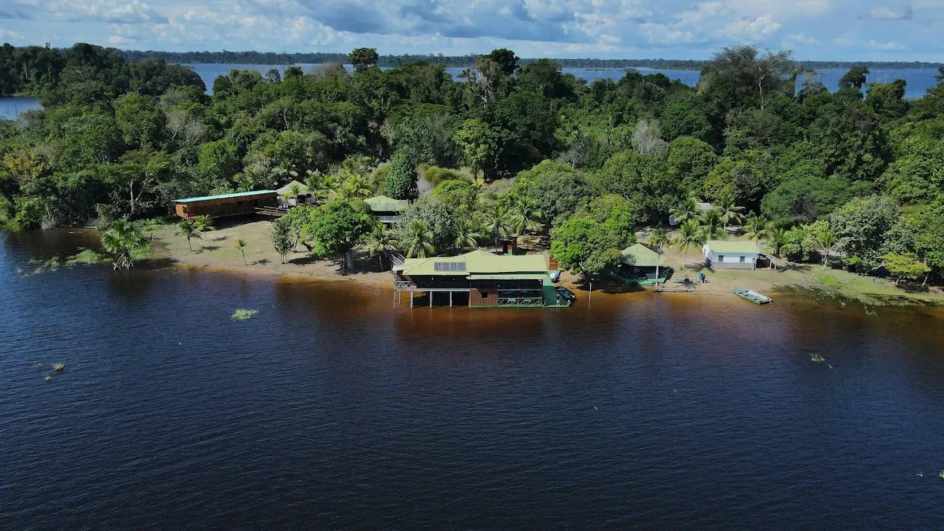 Vista aérea da Pousada Ilha de Caras Lodge na margem arborizada do Lago de Balbina.