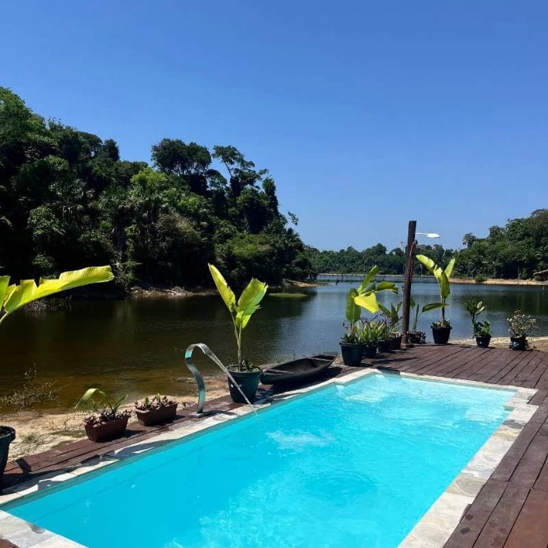 Piscina da Ilha do Jeff com vista para o Lago de Balbina ao fundo