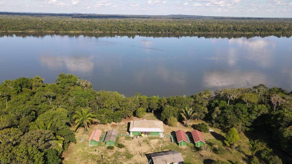 Vista aérea da Pousada Bararati às margens do Rio Juruena, Amazonas